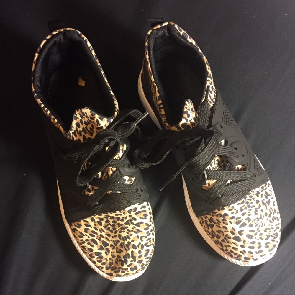Cheetah tennis shoes